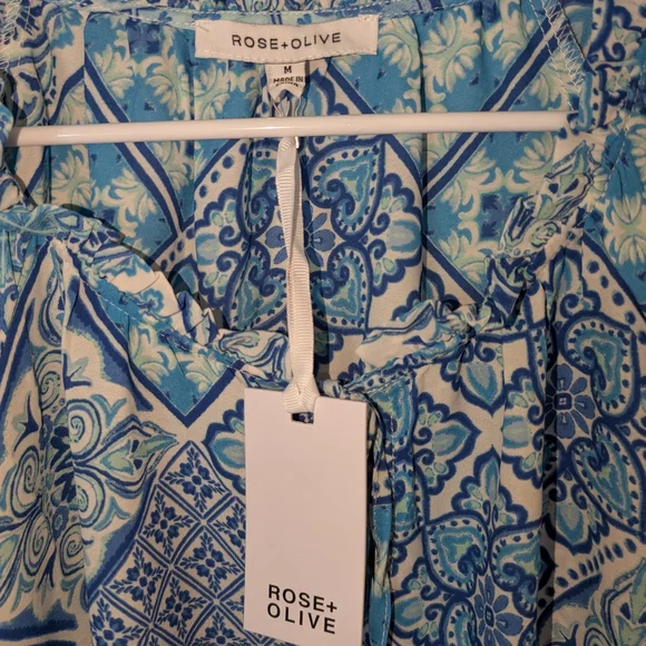 NWT-- Ladies Rose & Olive Flutter Sleeve Blouse Size Medium - Picture 4 of 6